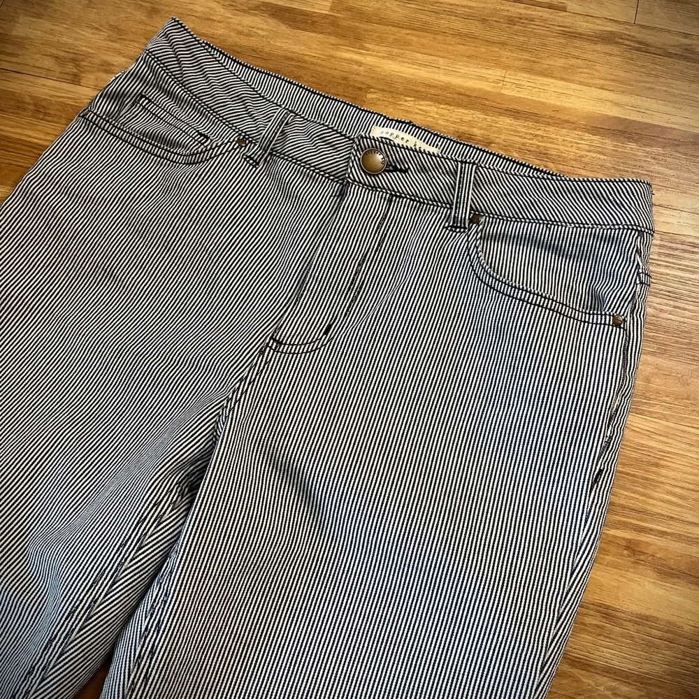 Pin striped ankle jeans